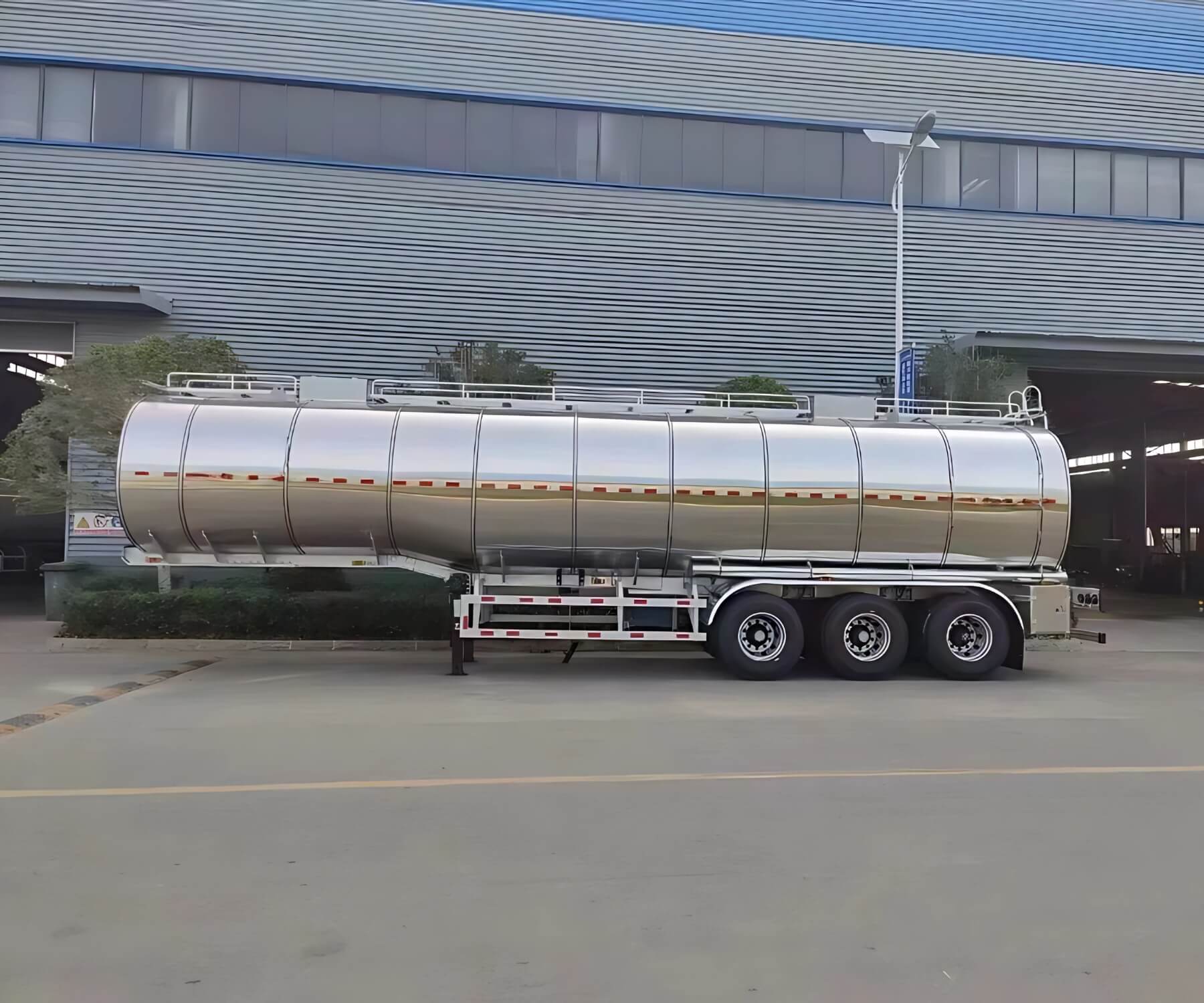 30-60 CBM Stainless Steel Tanker Trailer for Chemical Food Milk Water (4)