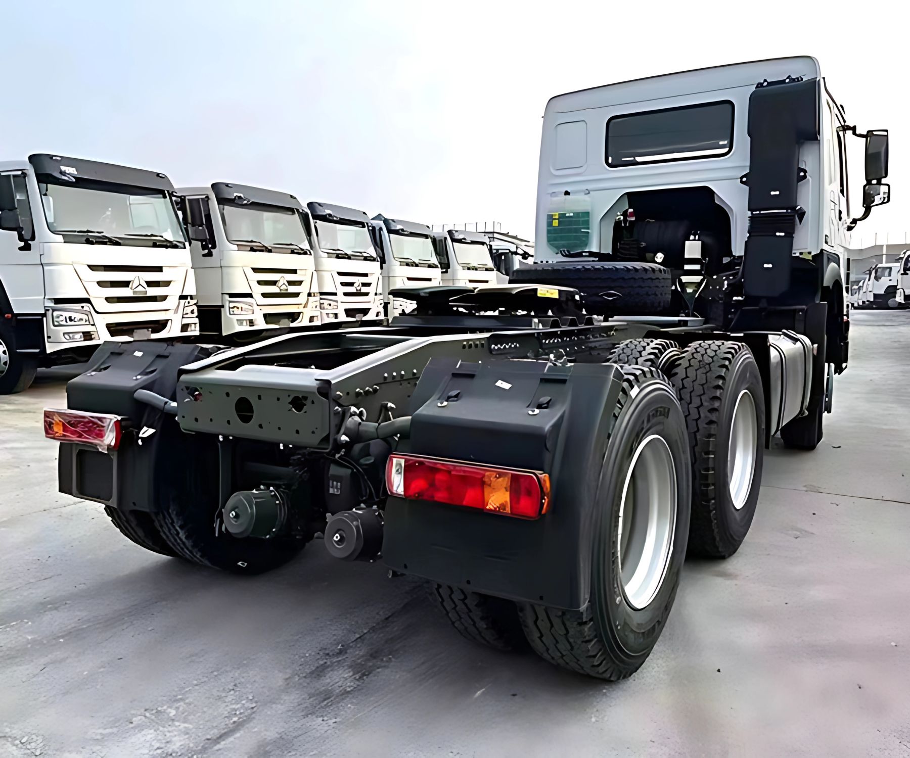 Brand New SINOTRUCK HOWO 6x4 Tractor Truck (3)