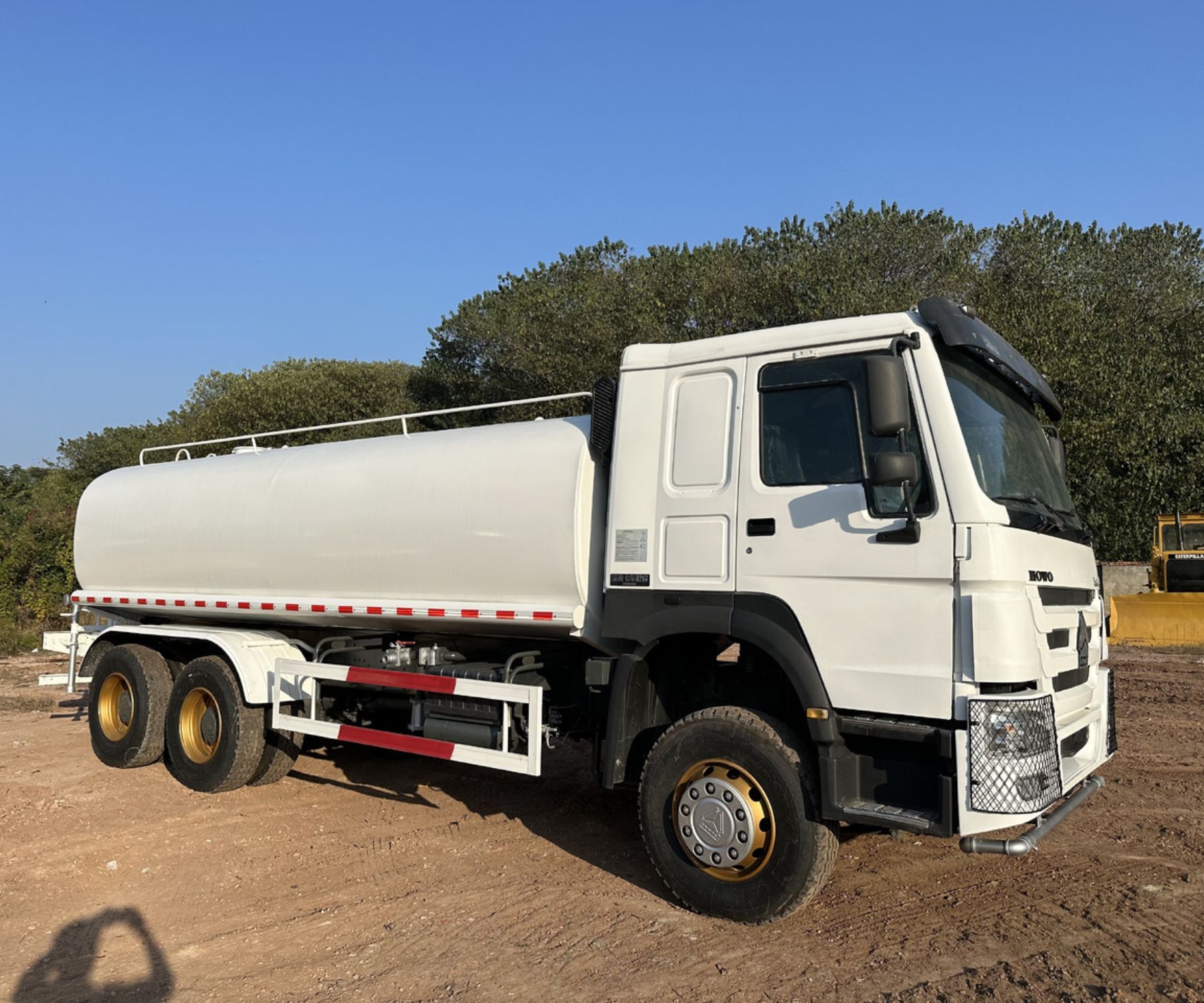 SINOTRUK HOW water tank truck (1)