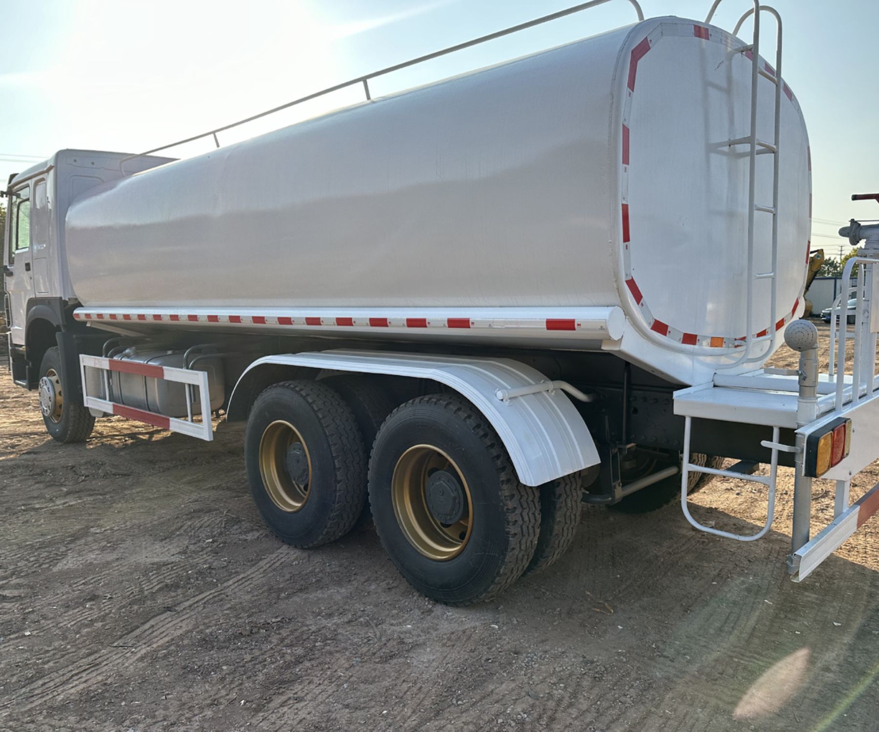 SINOTRUK HOW water tank truck (2)