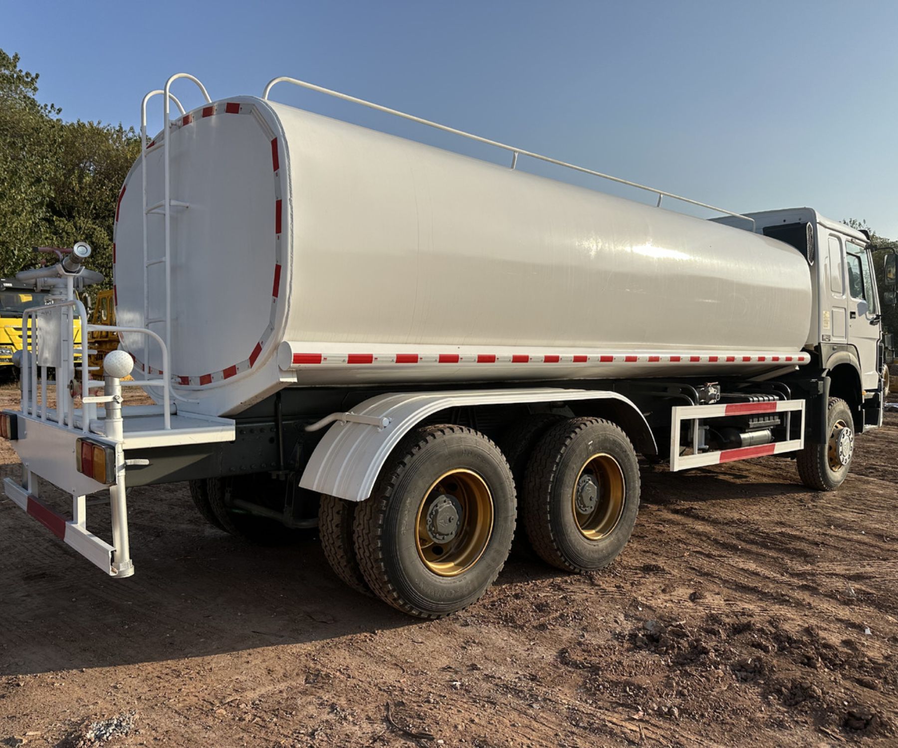 SINOTRUK HOW water tank truck (3)
