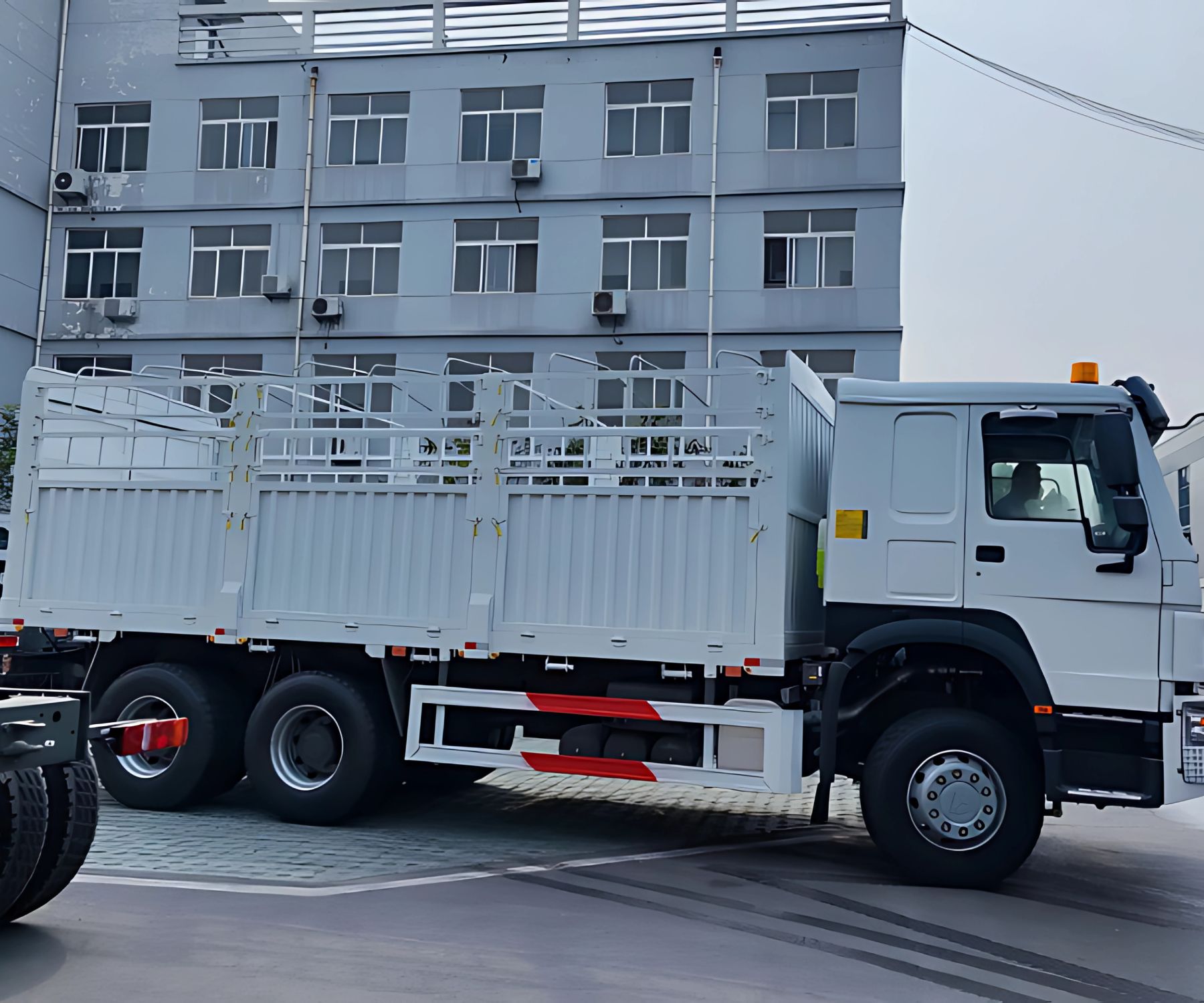 SINOTRUK HOWO 7 used fence cargo truck (2)