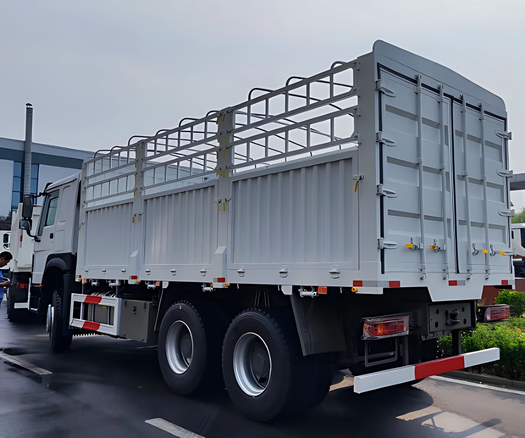 SINOTRUK HOWO 7 used fence cargo truck (3)