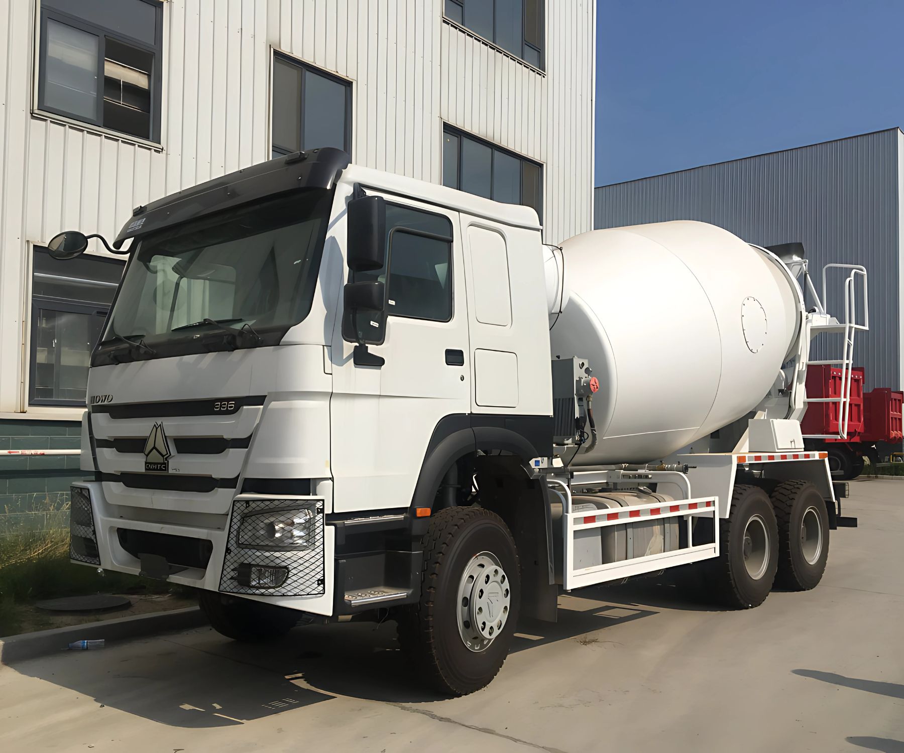 SINOTRUK HOWO concrete mixer truck (2)