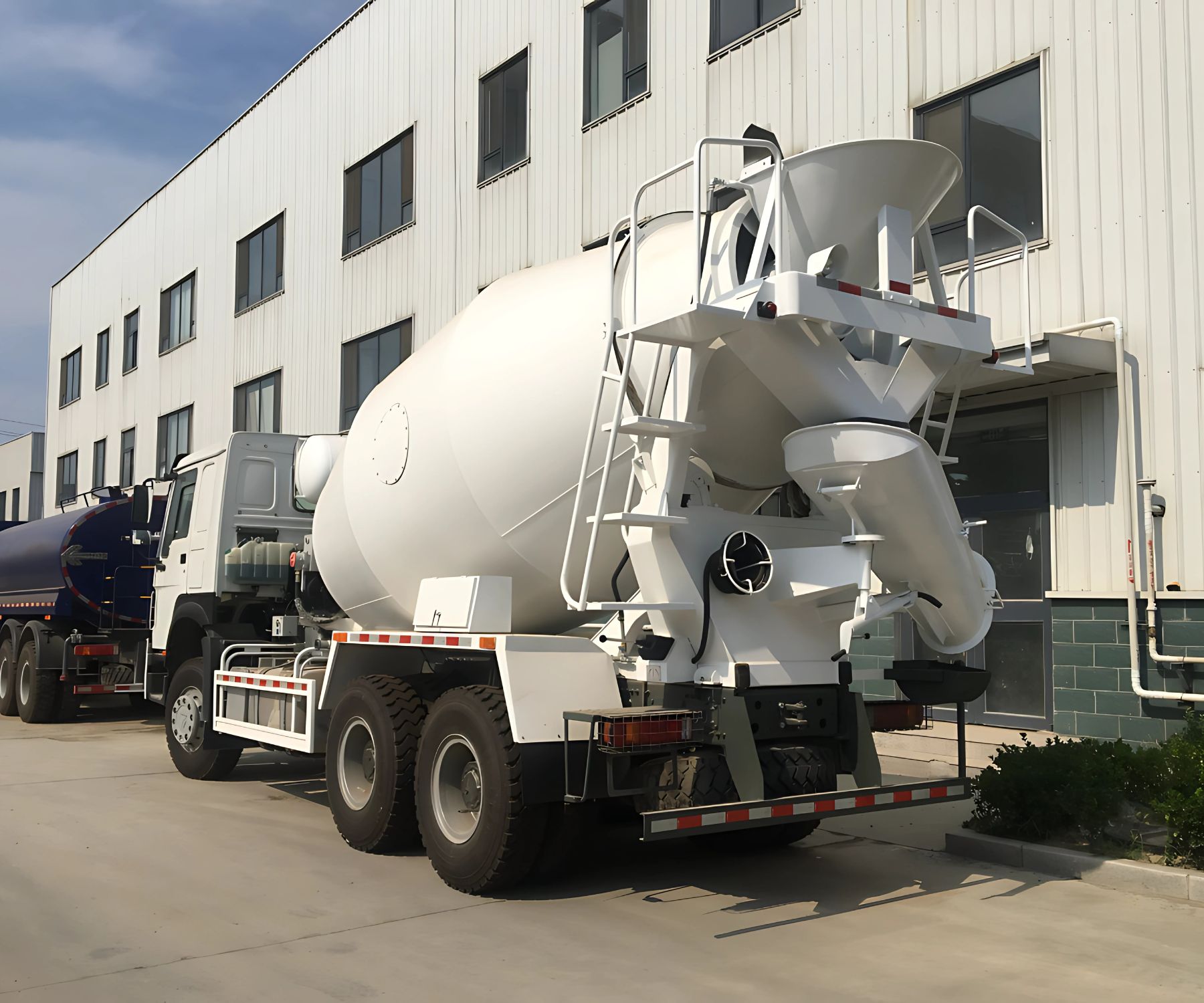 SINOTRUK HOWO concrete mixer truck (3)