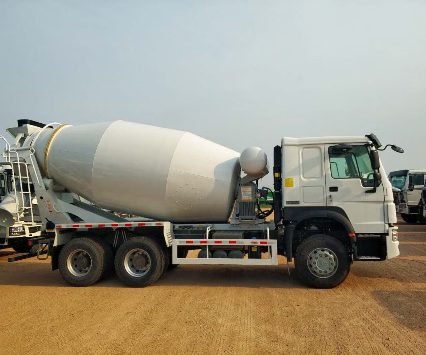 SINOTRUK HOWO concrete mixer truck (4)