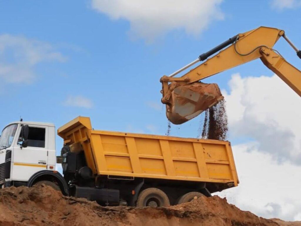 Dump Trailer vs Dump Truck: Which Should You Choose? 6 Dump Trailer vs Dump Truck: Which Should You Choose? 6