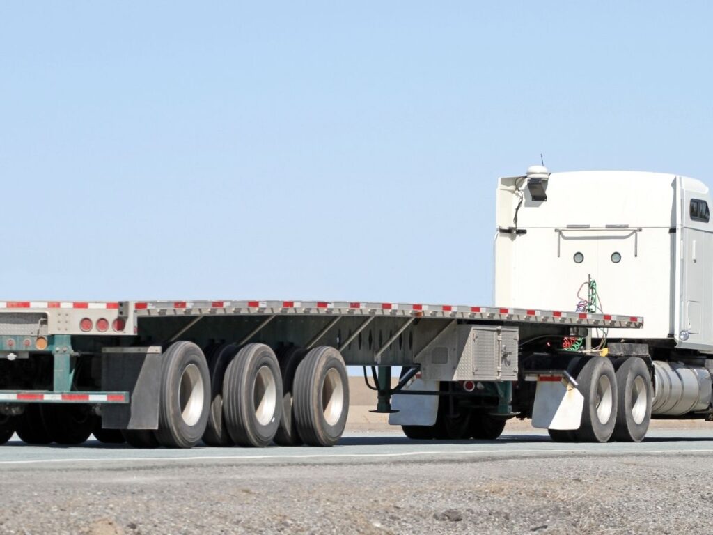 Flatbed Truck vs Trailer: What’s the Real Difference? 2 Flatbed Truck vs Trailer: What’s the Real Difference? 2