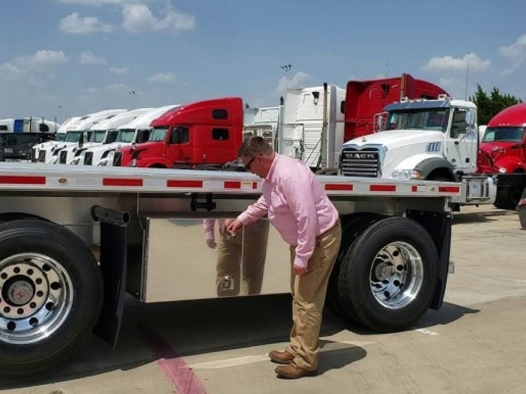 How Should You Transport a Load on a Flatbed Trailer 3 How Should You Transport a Load on a Flatbed Trailer 3