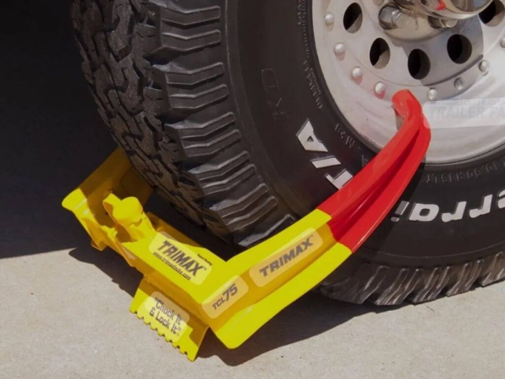How to Lock a Gooseneck Trailer 4 How to Lock a Gooseneck Trailer 4