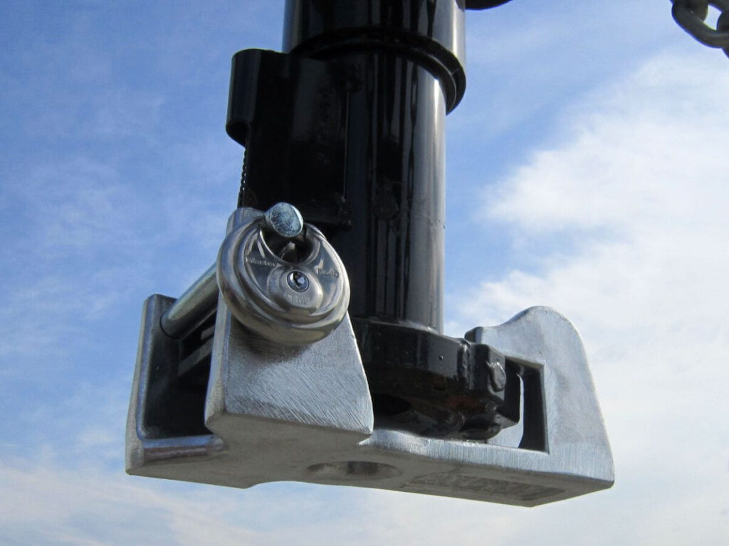 How to Lock a Gooseneck Trailer 5 How to Lock a Gooseneck Trailer 5