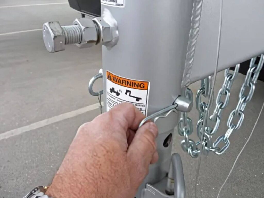 How to Lock a Gooseneck Trailer 6 How to Lock a Gooseneck Trailer 6