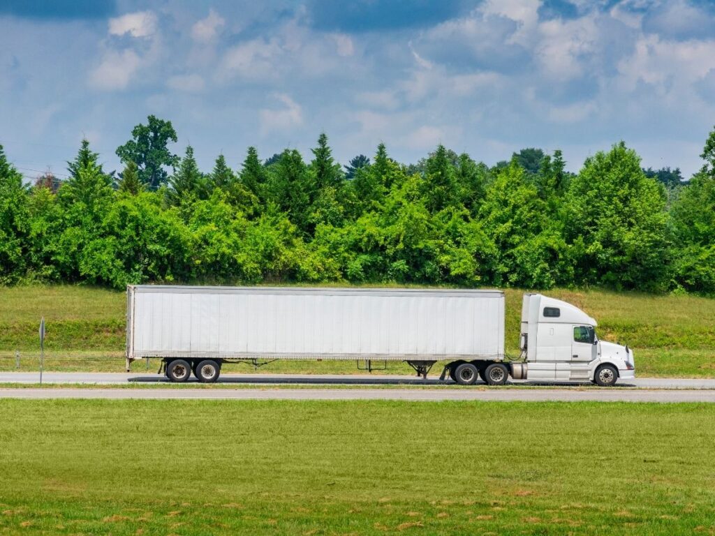 Semi Trailer vs Tractor Trailer: Key Differences Explained 2 Semi Trailer vs Tractor Trailer: Key Differences Explained 2